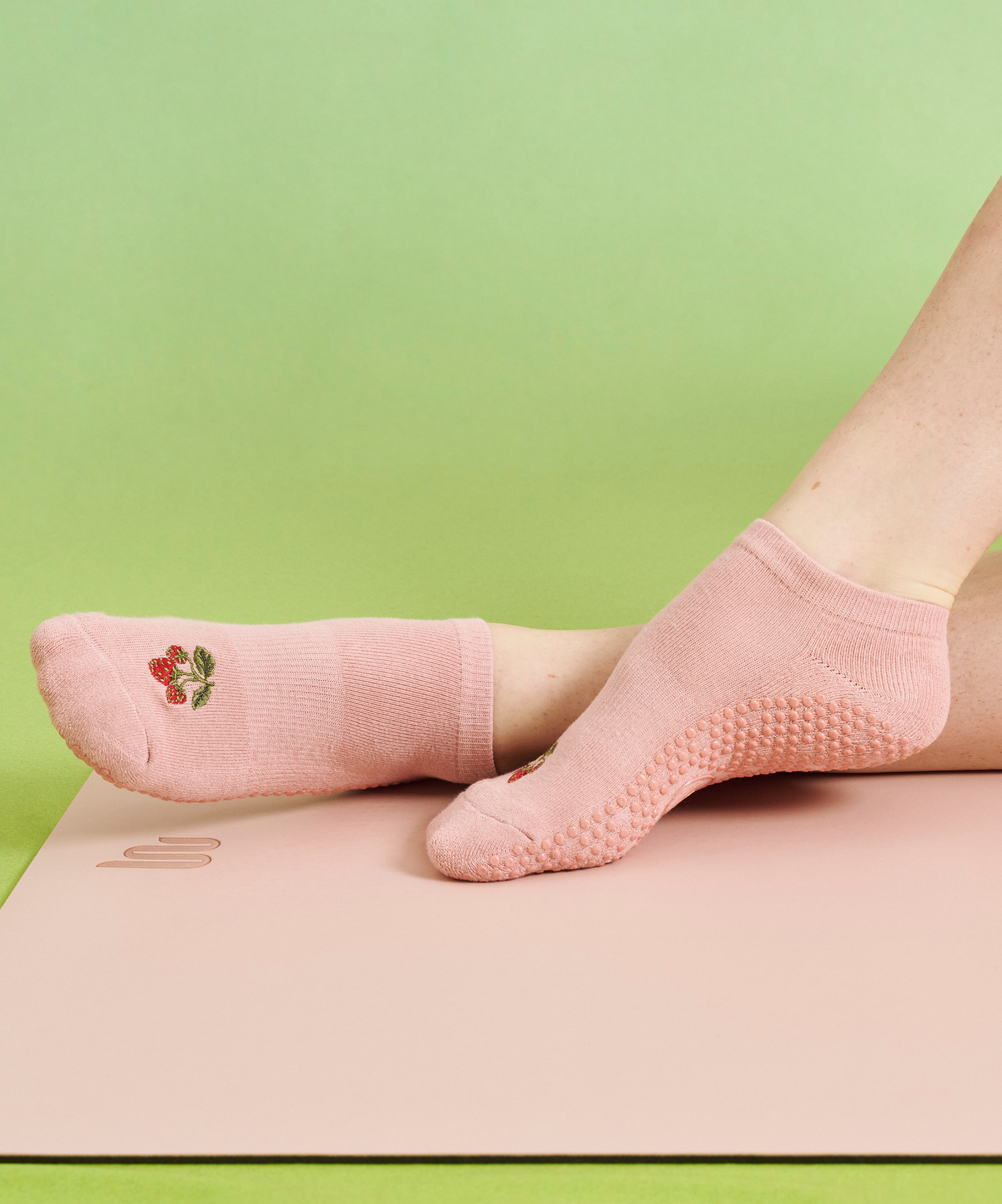 Low Rise Grip Socks - Strawberry Patch