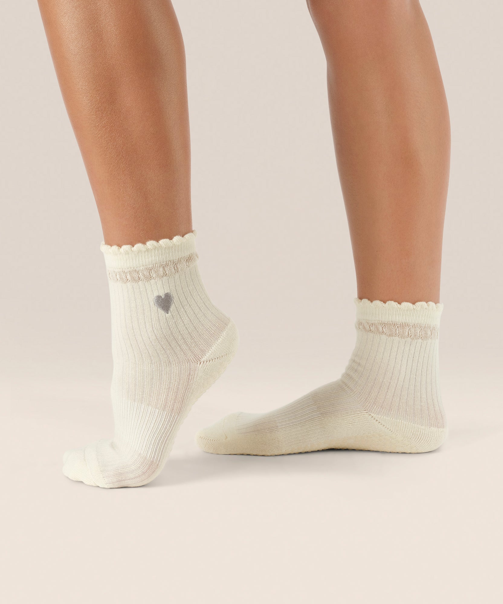 Crew Non Slip Grip Socks - Heart Ruffle Oat