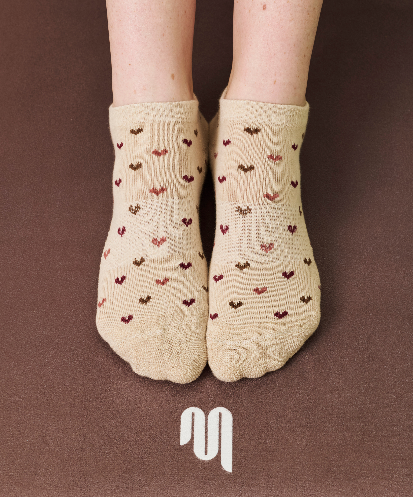 Low Rise Grip Socks - Hearts Aflutter Beige