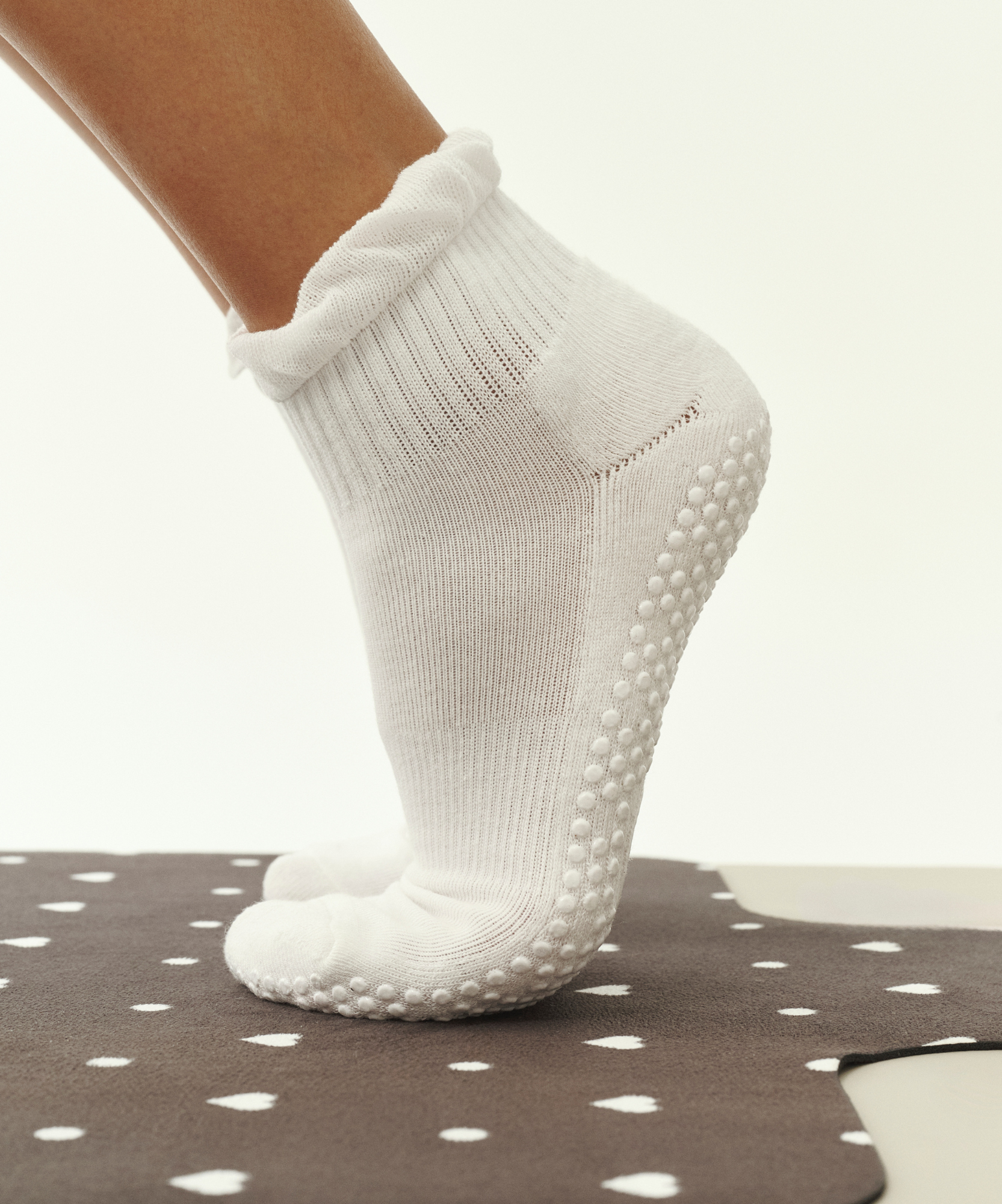 Quarter Crew Grip Socks - Snow Ruffle